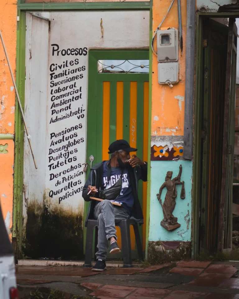 Hombre bebiendo café en Guatape Colombia
