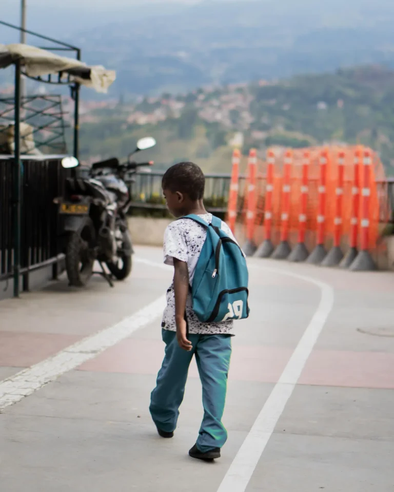 Niño en la Comuna 13 Colombia