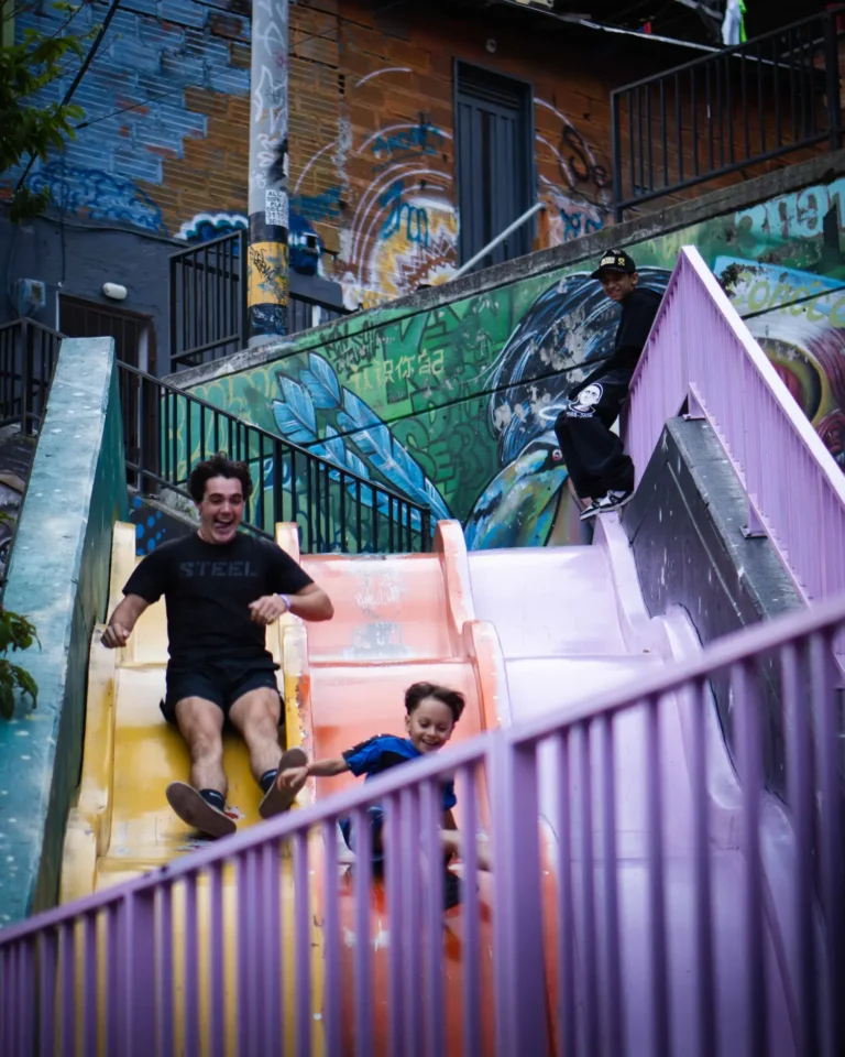 Niños jugando en Medellín Colombia