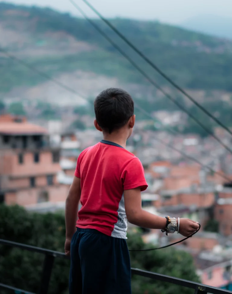 Niño en la Comuna 13 Colombia
